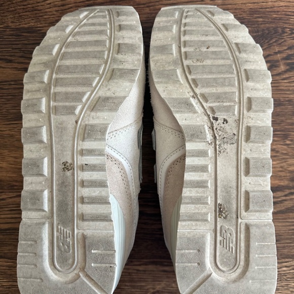 New Balance 996 White and Cream Athletic Shoes - Picture 6 of 7